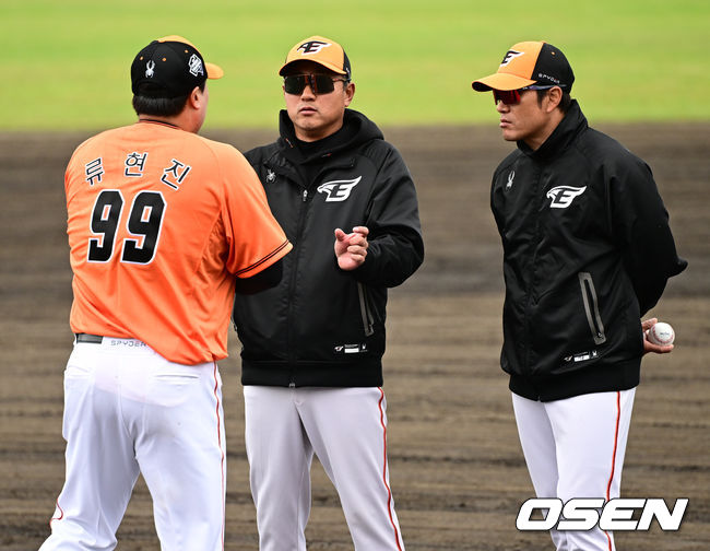 2일 일본 오키나와 고친다구장에서 한화이글스의 스프링캠프 훈련이 진행됐다.한화 류현진이 최원호 감독, 박승민 투수 코치와 대화를 나누고 있다. 2024.03.02 /cej@osen.co.kr