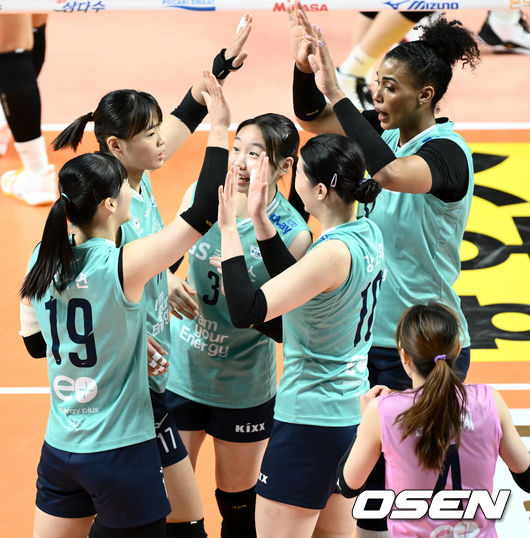 1세트 GS칼텍스가 득점에 기뻐하고 있다. 2023.11.29 /cej@osen.co.kr