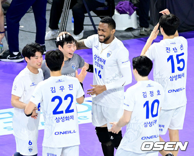 23일 오후 인천 계양체육관에서 ‘도드람 2023-2024 V리그’ 남자부 대한항공과 삼성화재의 경기가 열렸다.1세트를 따낸 삼성화재 선수들이 기뻐하고 있다. 2024.02.23 / dreamer@osen.co.kr