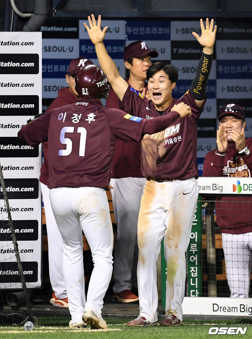 키움 이정후가 득점을 올린 뒤 덕아웃에서 김하성의 축하를 받고 있다. 2019.10.22 /sunday@osen.co.kr