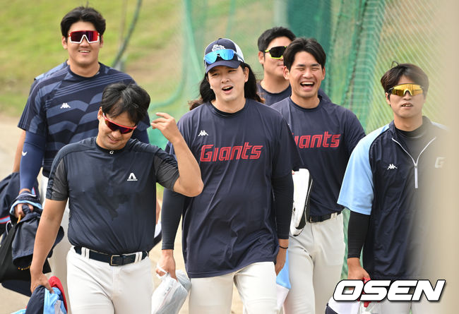 3일 일본 오키나와 구시카와 구장에서 롯데 자이언츠와 KIA 타이거즈의 스프링캠프 연습게임이 열린다.롯데 투수조가 훈련을 마치고 이동하고 있다. 2024.03.03 /cej@osen.co.kr