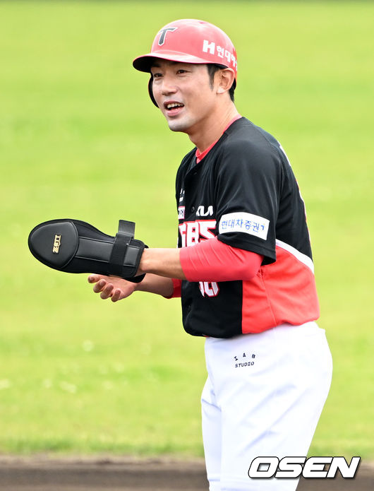 3일 일본 오키나와 구시카와 구장에서 롯데 자이언츠와 KIA 타이거즈의 스프링캠프 연습게임이 열렸다.1회초 1사 KIA 서건창이 2루타를 날린 뒤 미소를 짓고 있다. 2024.03.03 /cej@osen.co.kr