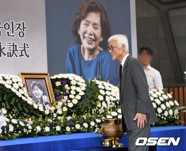 지난 16일 故 윤소정의 타계 소식이 전해졌다. 향년 74세. 고인은 최근 감기가 악화돼 폐렴 증세로 입원치료를 받아오던 도중, 갑작스러운 패혈증 발병으로 세상을 떠났다. 1961년 연극배우로 데뷔한 뒤 1962년 TBS 1기 공채 탤런트에 합격, 이후 무대와 브라운관을 오가며 평생을 연기에 몸 바쳤다. /dreamer@osen.co.kr