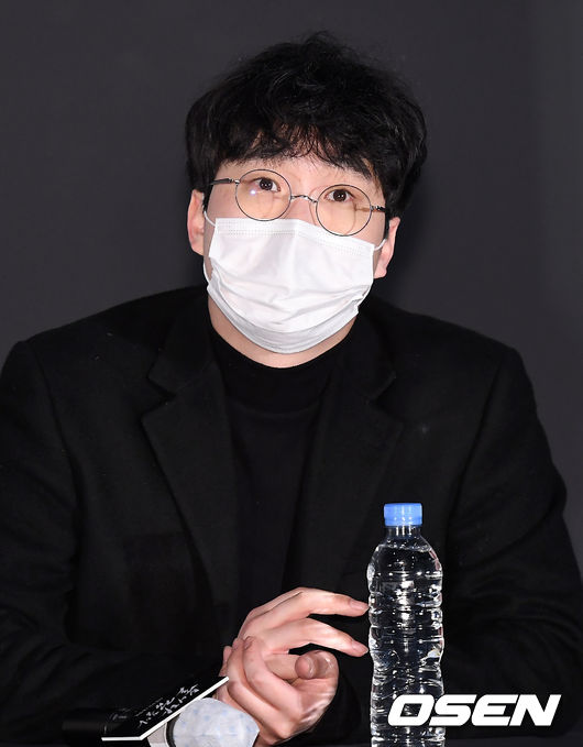 조바른 감독이 질문을 듣고 있다. /youngrae@osen.co.kr