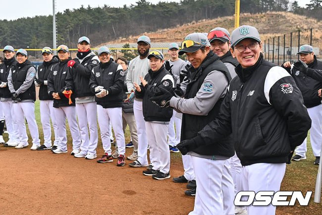 KT 위즈 이강철 감독이 훈련에 앞서 선수단 미팅을 하고 있다. 2024.02.01 / foto0307@osen.co.kr