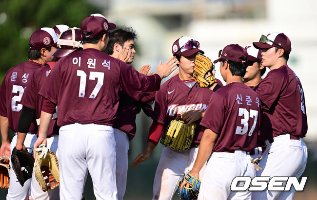 29일 오후 대만 핑둥현 CTBC파크에서 프로야구 키움 히어로즈와 대만 중신 브라더스의 연습경기가 열렸다. 이날 경기는 키움 히어로즈가 중신 브라더스를 상대로 3-2로 승리했다. 승리가 확정된 순간 키움 선수들이 기쁨을 나누고 있다. 2024.02.29 / ksl0919@osen.co.kr