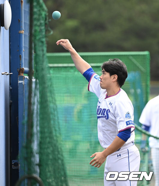  29일 일본 오키나와 온나손 아카마 구장에서 삼성 라이온즈의 스프링캠프 훈련이 진행됐다.삼성 김재윤이 몸을 풀고 있다. 2024.02.29 /cej@osen.co.kr