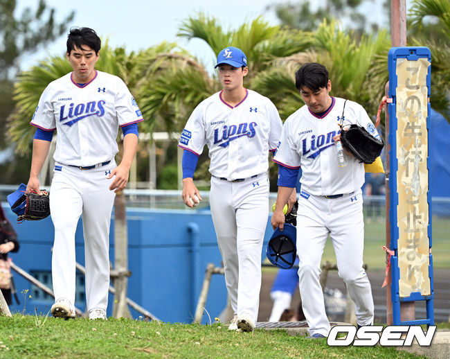  29일 일본 오키나와 온나손 아카마 구장에서 삼성 라이온즈의 스프링캠프 훈련이 진행됐다.삼성 김재윤, 이호성, 임창민(왼쪽부터)이 훈련 후 이동하고 있다. 2024.02.29 /cej@osen.co.kr