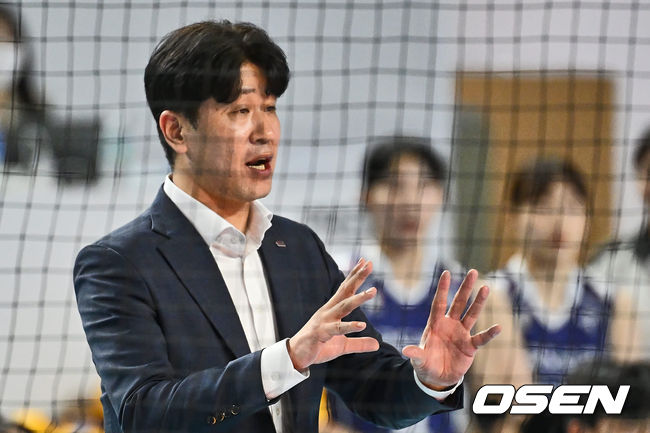 한국도로공사 김종민 감독이 선수들을 독려하고 있다. 2024.02.14 / foto0307@osen.co.kr