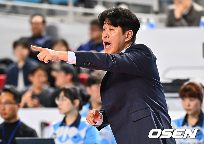 한국도로공사 김종민 감독이 홈 마지막 경기에서 선수들을 독려하고 있다. 2024.03.06 / foto0307@osen.co.kr