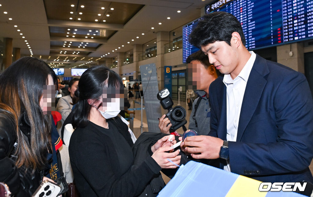 한화 이글스가 일본 오키나와 스프링캠프 훈련을 마치고 4일 오후 인천국제공항을 통해 입국했다.한화 문동주가 팬들에게 사인을 해주고 있다.   2024.03.04  / soul1014@osen.co.kr