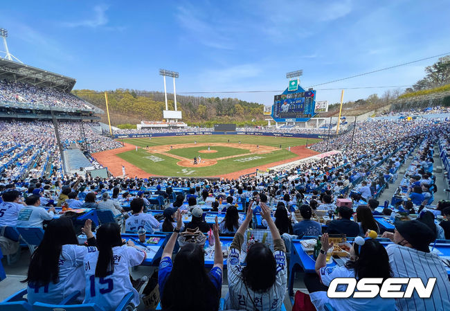 만원을 기록한 팬들이 응원을 하고 있다. 2023.04.01 / foto0307@osen.co.kr