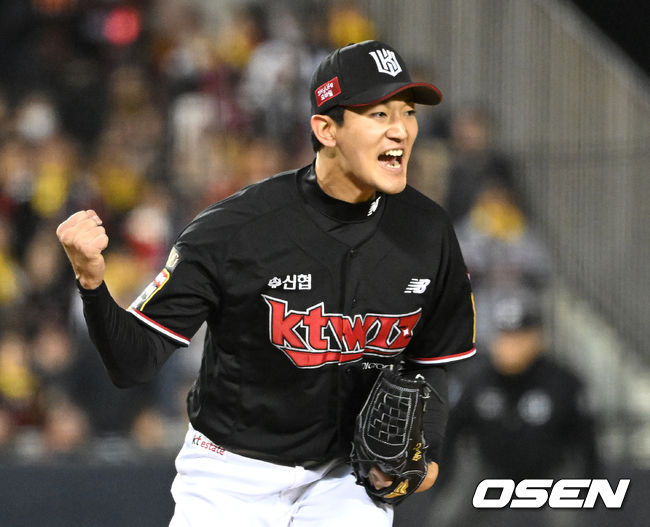 7일 오후 서울 잠실야구장에서 2023 KBO 프로야구 포스트시즌 한국시리즈 1차전 LG 트윈스와 KT 위즈의 경기가 열렸다.4회말 2사 2,3루에서 KT 고영표가 LG 박해민을 삼진으로 처리하고 환호하고 있다. 2023.11.07 /sunday@osen.co.kr