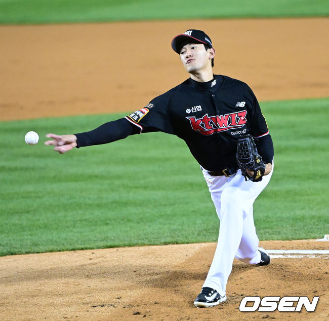 13일 서울 잠실야구장에서 ‘2023 신한은행 SOL KBO 포스트시즌 한국시리즈’ 5차전 LG 트윈스와 KT 위즈의 경기가 열렸다. 1회말 KT 선발 고영표가 힘차게 공을 뿌리고 있다. 2023.11.13 / dreamer@osen.co.kr