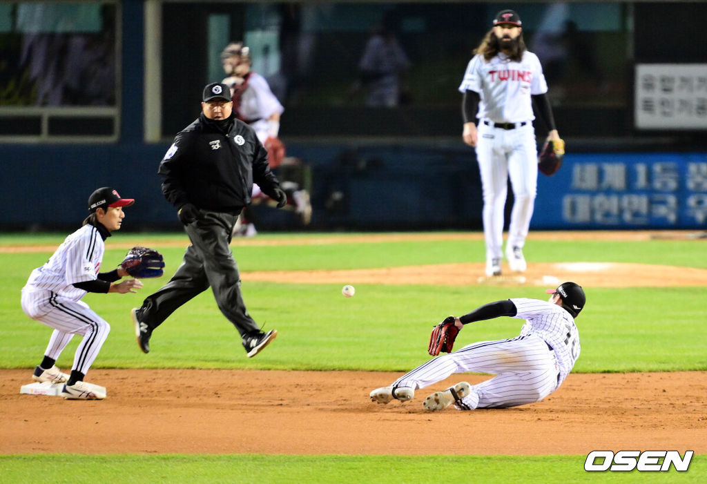 13일 잠실야구장에서 2023 신한은행 SOL KBO 포스트시즌 한국시리즈 LG 트윈스와 KT 위즈의 5차전 경기가 열렸다. 4회초 1사 1루 상황 KT 알포드의 내야 땅볼 때 LG 오지환이 타구를 잡아 2루로 송구하고 있다. 2023.11.13 /cej@osen.co.kr