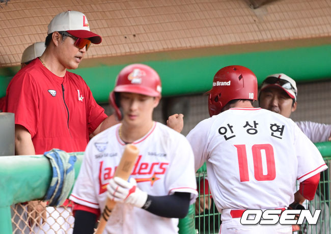 6일 오후(한국시간) 대만 자이시에 위치한 자이시립야구장에서 SSG 랜더스와 대만 프로야규 라쿠텐 몽키스의 연습경기가 열렸다.이날 경기는 SSG 랜더스가 라쿠텐 몽키스를 상대로 13-1로 승리했다. 5회말 1사 3루 SSG 조형우의 3루수 땅볼 때 3루주자 안상현이 홈으로 내달려 득점을 올린 뒤 더그아웃에서 이숭용 감독과 하이파이브를 하고 있다. 2024.03.06 / ksl0919@osen.co.kr