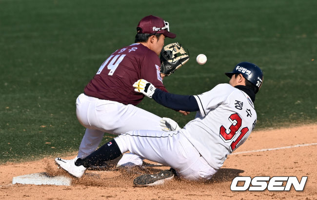 8회말 1사 1,3루 두산 정수빈이 역전 2타점 적시 3루타를 때려낸 뒤 베이스를 밟고 있다. 2024.03.09 /cej@osen.co.kr