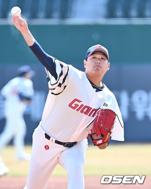 롯데 자이언츠 나균안이 역투하고 있다. 2024.03.09 / foto0307@osen.co.kr