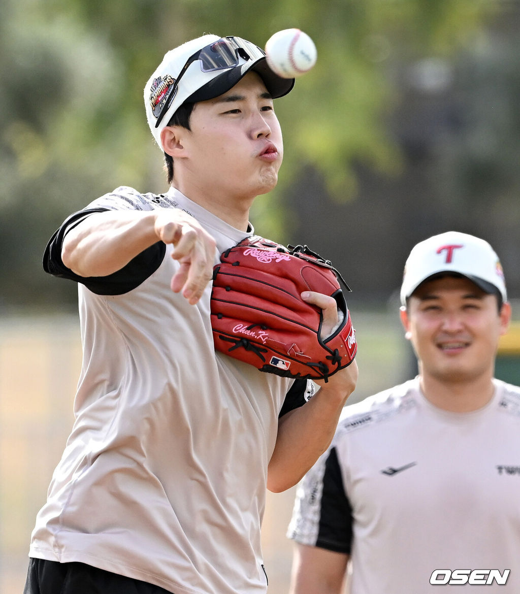 2일(한국시간) 미국 애리조나주 스코츠데일에 위치한 인디언 스쿨 파크 베이스볼 필드에서 LG 트윈스의 스프링캠프가 진행됐다.LG 임찬규가 훈련을 하고 있다. 2024.02.02 /sunday@osen.co.kr