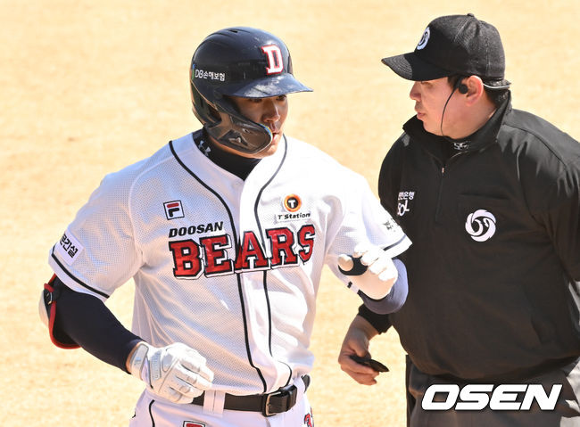 1회말 1사 1루 두산 김재환이 역전 투런 홈런을 날린 뒤 베이스르 돌고 있다. 2024.03.09 /cej@osen.co.kr