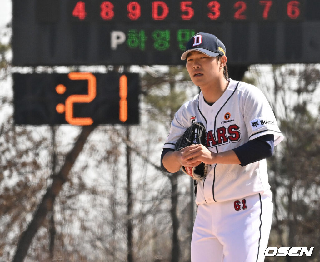 9일 이천 베어스파크에서 ‘2024 신한은행 SOL KBO리그’ 두산 베어스와 키움 히어로즈의 시범경기가 열렸다.1회초 두산 최원준이 피칭을 준비하는 동안 뒤에 전광판이 피치클락 이 표시되고 있다. 2024.03.09 /cej@osen.co.kr