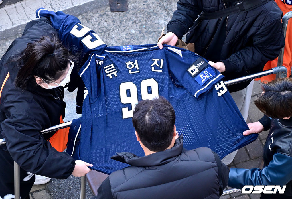 10일 오후 두번째 시범경기를 마친 한화 류현진이 팬들에게 사인을 전하고 있다. 2024.03.10 / dreamer@osen.co.kr