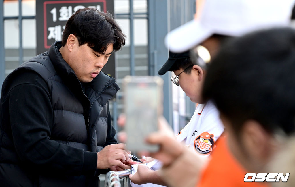 10일 오후 두번째 시범경기를 마친 한화 류현진이 팬들에게 사인을 전하고 있다. 2024.03.10 / dreamer@osen.co.kr