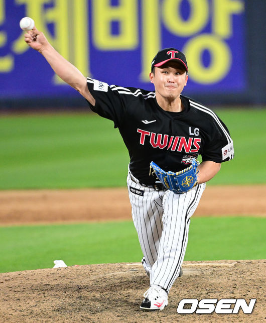 11일 수원 KT위즈파크에서 ‘2023 신한은행 SOL KBO 포스트시즌 한국시리즈’ 4차전 KT 위즈와 LG 트윈스의 경기가 열렸다. 9회말 마운드에 오른 LG 최원태가 힘차게 공을 뿌리고 있다. 2023.11.11 / dreamer@osen.co.kr