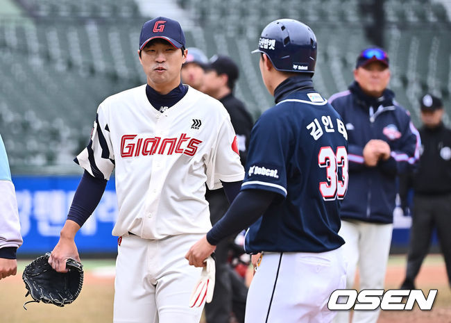 롯데 자이언츠 구승민이 9회초 강습 타구를 친 두산 베어스 김인태를 보며 괜찮다는 미소를 보내고 있다. 2024.03.11 / foto0307@osen.co.kr