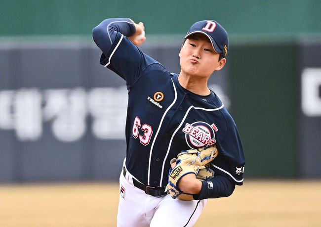 11일 부산 사직구장에서 2024 신한 SOL 뱅크 KBO 리그 롯데 자이언츠와 두산 베어스의 시범경기가 열렸다. 두산 베어스 김택연이 역투하고 있다. 2024.03.11 / foto0307@osen.co.kr