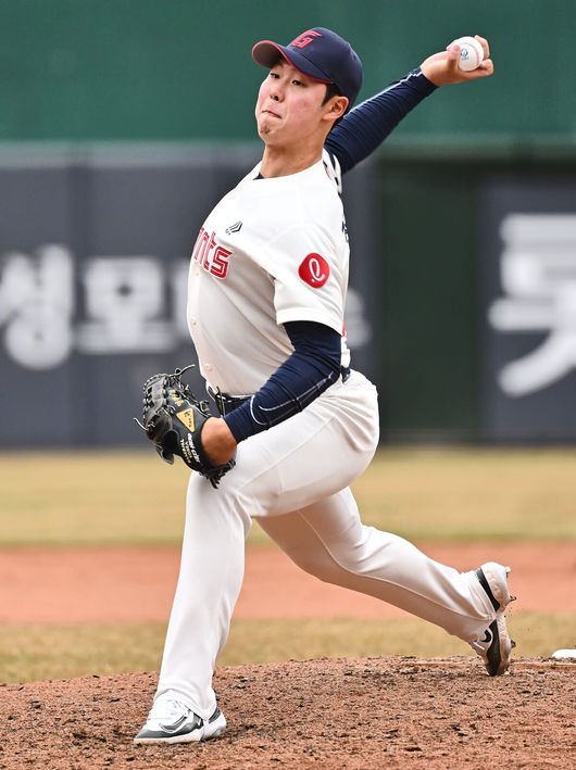 11일 부산 사직구장에서 2024 신한 SOL 뱅크 KBO 리그 롯데 자이언츠와 두산 베어스의 시범경기가 열렸다. 롯데 자이언츠 전미르가 역투하고 있다. 2024.03.11 / foto0307@osen.co.kr