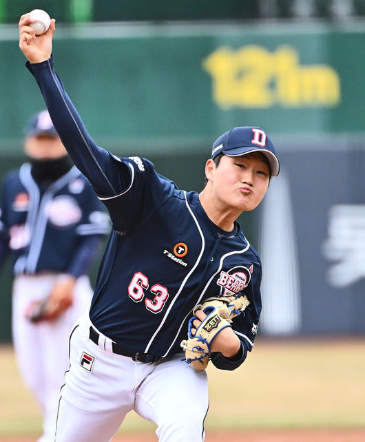 11일 부산 사직구장에서 2024 신한 SOL 뱅크 KBO 리그 롯데 자이언츠와 두산 베어스의 시범경기가 열렸다. 두산 베어스 김택연이 역투하고 있다. 2024.03.11 / foto0307@osen.co.kr