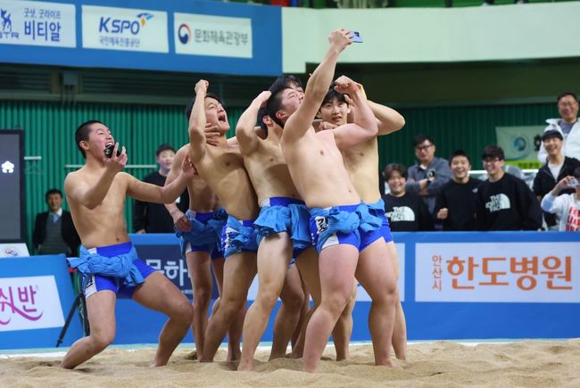 경남 신어중학교가 제37회에 이어 제38회 전국시·도대항장사씨름대회서 중학교부 단체전 우승을 차지했다. / 대한씨름협회