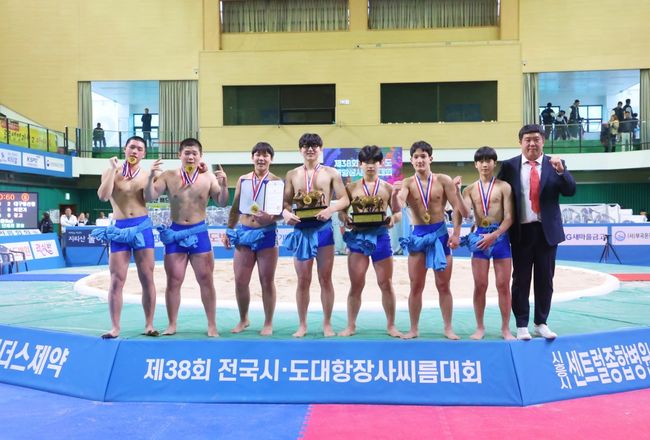 경남 신어중학교가 제37회에 이어 제38회 전국시·도대항장사씨름대회서 중학교부 단체전 우승을 차지했다. / 대한씨름협회