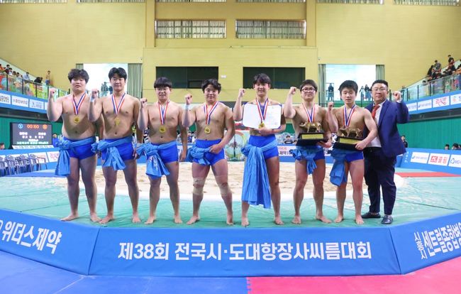 대구 영신고등학교가 제38회 전국시·도대항장사씨름대회에서 고등학교부 단체전 우승을 차지했다. / 대한씨름협회