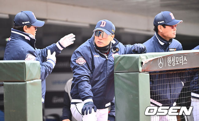 두산 베어스 이승엽 감독이 박흥식 감독과 얘기하고 있다. 2024.03.11 / foto0307@osen.co.kr