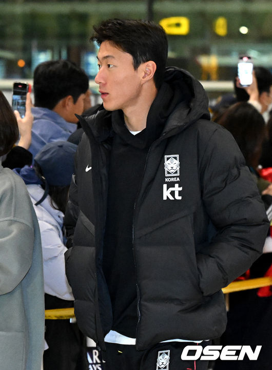 대한민국 축구 국가대표팀이 19일 오전 2026 FIFA 북중미 월드컵 아시아 지역 2차 예선 C조 조별리그 2차전 중국과의 경기를 치르기 위해 인천국제공항을 통해 출국하고 있다.황의조가 출국장으로 향하며 인사를 하고 있다. 2023.11.19  /sunday@osen.co.kr