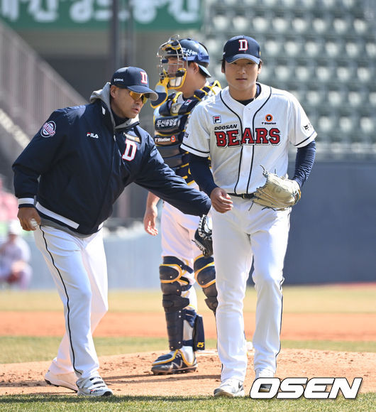 14일 서울 잠실야구장에서 ‘2024 신한 SOL Bank KBO리그’ 시범경기 두산 베어스와 KIA 타이거즈의 경기가 열렸다.2회초 2사 1루에서 두산 곽빈이 마운드를 내려가고 있다. 2024.03.14 /sunday@osen.co.kr