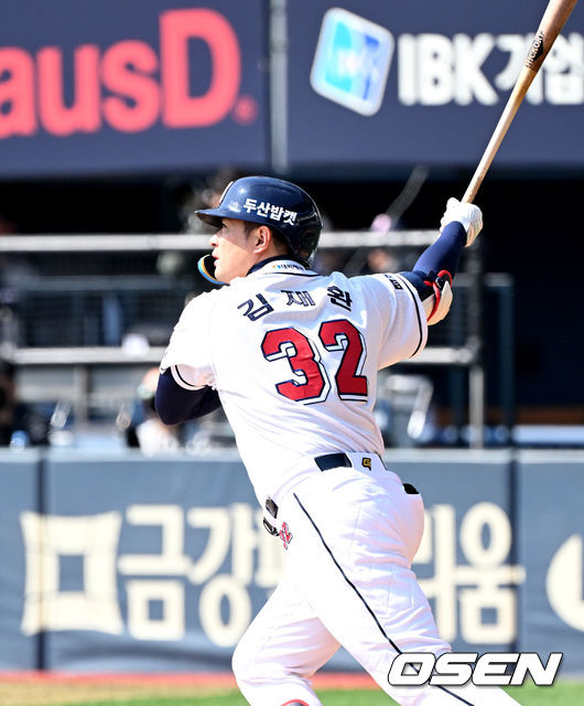 14일 서울 잠실야구장에서 ‘2024 신한 SOL Bank KBO리그’ 시범경기 두산 베어스와 KIA 타이거즈의 경기가 열렸다.1회말 2사 2루에서 두산 김재환이 좌중간 적시 2루타를 치고 있다. 2024.03.14 /sunday@osen.co.kr