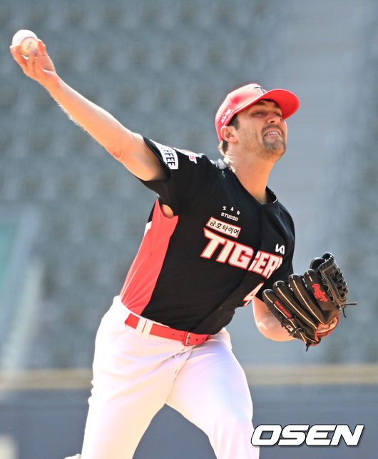 14일 서울 잠실야구장에서 ‘2024 신한 SOL Bank KBO리그’ 시범경기 두산 베어스와 KIA 타이거즈의 경기가 열렸다.1회말 무사에서 KIA 선발투수 네일이 역투하고 있다. 2024.03.14 /