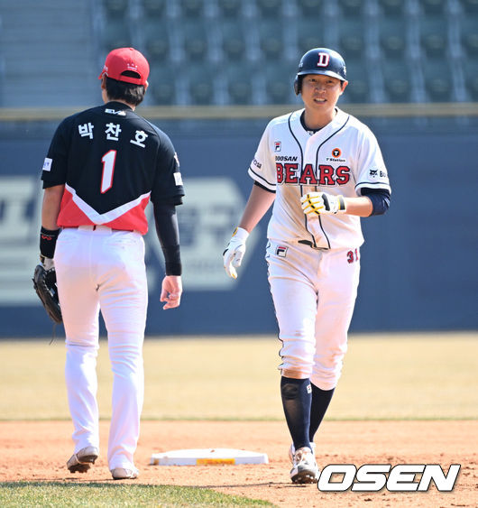 14일 서울 잠실야구장에서 ‘2024 신한 SOL Bank KBO리그’ 시범경기 두산 베어스와 KIA 타이거즈의 경기가 열렸다.4회말 1사 만루에서 두산 정수빈이 우전 2타점 적시타를 치고 대주자 김대한과 교체되고 있다. 2024.03.14 /sunday@osen.co.kr