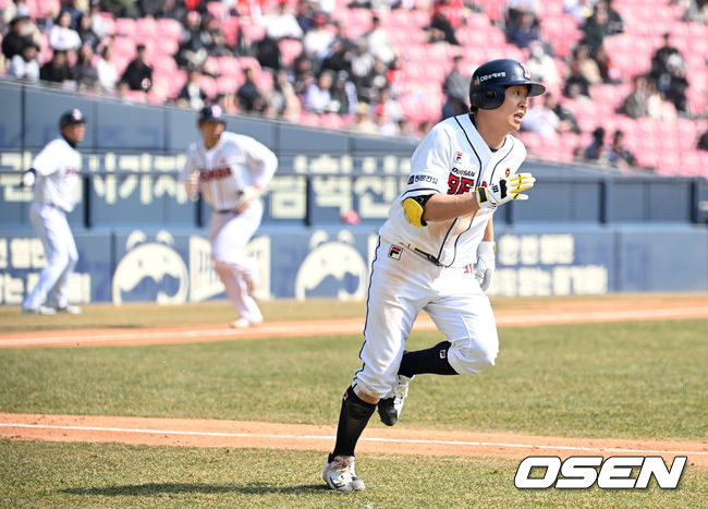 14일 서울 잠실야구장에서 ‘2024 신한 SOL Bank KBO리그’ 시범경기 두산 베어스와 KIA 타이거즈의 경기가 열렸다.4회말 1사 만루에서 두산 정수빈이 우전 2타점 적시타를 치고 그라운드를 달리고 있다. 2024.03.14 /sunday@osen.co.kr