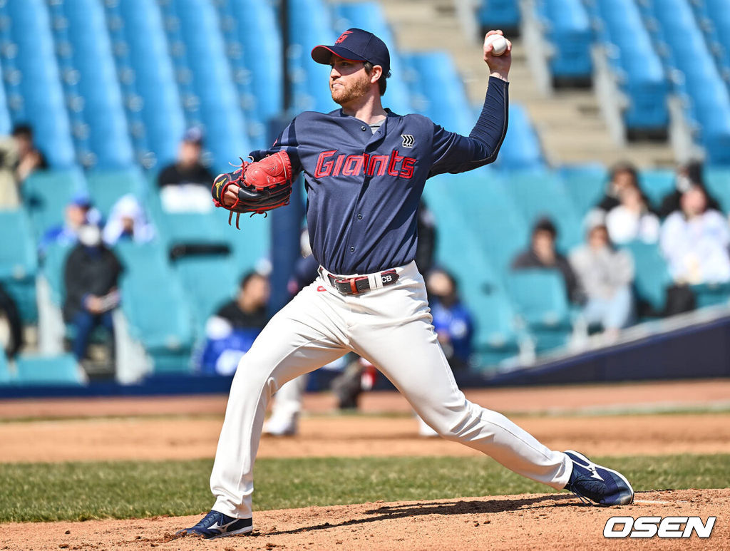 14일 대구 삼성라이온즈파크에서 2024 신한 SOL 뱅크 KBO 리그 삼성 라이온즈와 롯데 자이언츠의 시범경기가 열렸다. 롯데 자이언츠 선발투수 반즈가 역투하고 있다. 2024.03.14 / foto0307@osen.co.kr