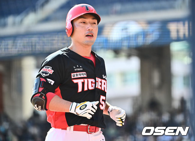 10일 창원 NC파크에서 2024 신한 SOL 뱅크 KBO 리그 NC 다이노스와 KIA 타이거즈의 시범경기가 열렸다.KIA 타이거즈 서건창이 7회초 무사 2루 중견수 플라이볼을 치고 더그아웃으로 돌아오고 있다. 2024.03.10 / foto0307@osen.co.kr