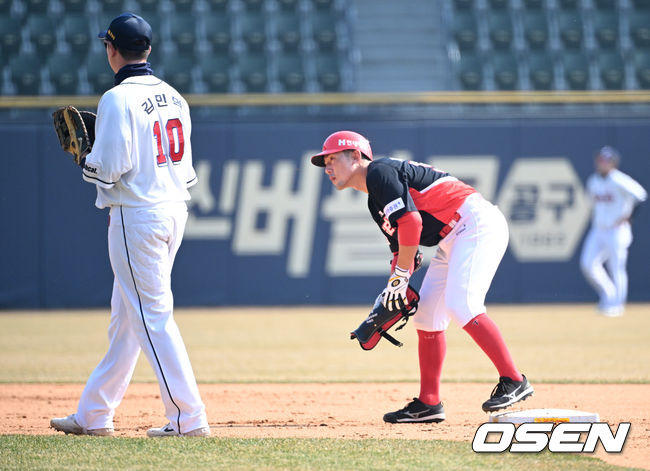 14일 서울 잠실야구장에서 ‘2024 신한 SOL Bank KBO리그’ 시범경기 두산 베어스와 KIA 타이거즈의 경기가 열렸다.7회초 1사 1루에서 KIA 서건창이 좌중간 2루타를 치고 보호 장비를 벗고 있다. 2024.03.14 /sunday@osen.co.kr