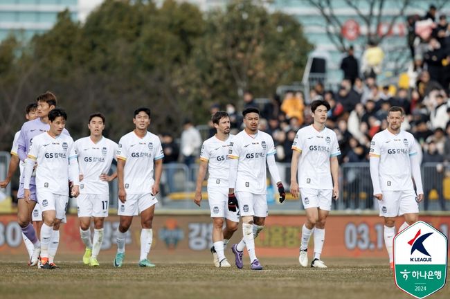 [사진] 패배 후 아쉬워하는 FC서울 선수단.