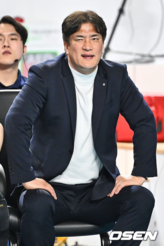 GS 칼텍스 차상현 감독이 1세트에 이어 3세트를 내주고 아쉬워하고 있다. 2024.02.14 / foto0307@osen.co.kr