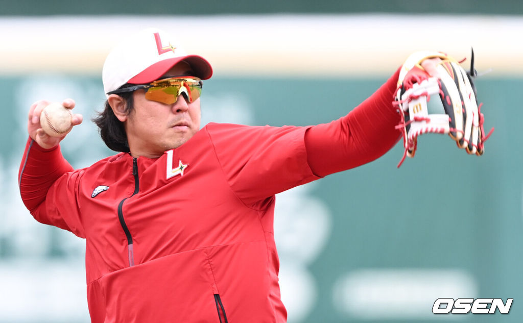 27일 오후 대만 타이난시 남구 타이난 시립 야구장에서 SSG랜더스와 대만프로야구 퉁이 라이온스의 연습경기가 열린다.경기 시작에 앞서 SSG 최정이 수비 훈련을 하고 있다. 2024.02.27 / ksl0919@osen.co.kr