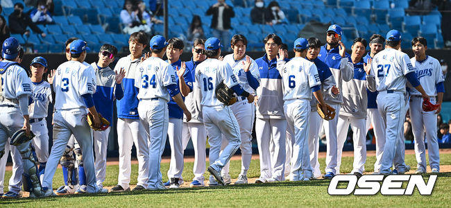 삼성 라이온즈 선수들이 롯데 자이언츠에 3-2 역전승하고 하이파이브를 하고 있다. 2024.03.15 / foto0307@osen.co.kr