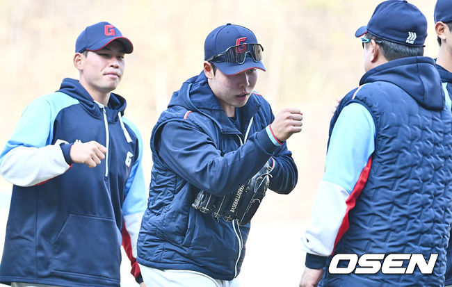 롯데 자이언츠 김태형 감독이 삼성 라이온즈에 7-0으로 완승하고 전미르와 하이파이브를 하고 있다. 2024.03.14 / foto0307@osen.co.kr